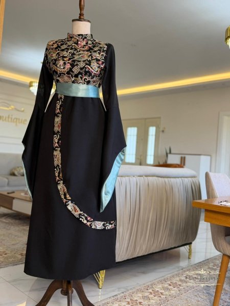 أسود مع أزرق